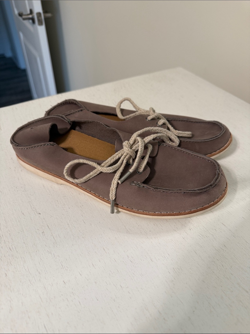 OluKai Women’s Moku Taupe Brown Leather Slip-On Flats w/Foldable Heel / Size 7.5